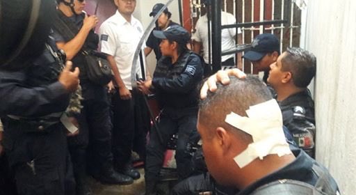 idigitaloaxaca's tweet photo. @GobOax niega apoyo a policías municipales de @Mpio_StaLucia @GaldinoHuerta 
https://t.co/OQcSWVVjXP https://t.co/mRJGAV1uE8
