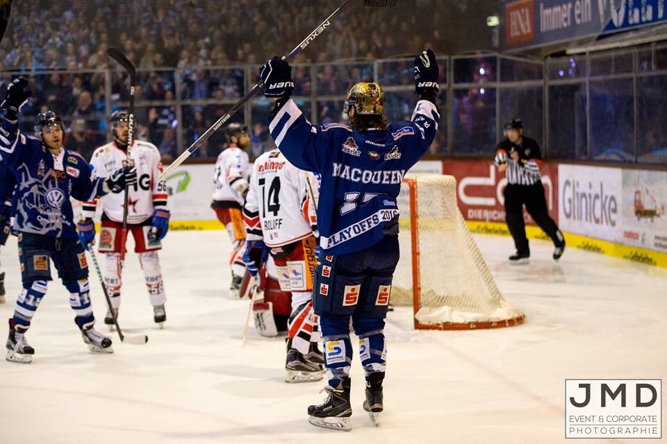 Queener17's tweet photo. Throw ya hands up were headed to the championship boyzzzz #kasselhuskies #playoffbeasts #letsdoit #fearthebeard https://t.co/7YzcDlZ6Td