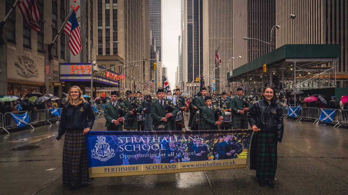 strath_music's tweet photo. @strathpipeband #Strathallan Pipe Band marching in the #NYCtartanParade. The rainy weather didn't dampen spirits! https://t.co/OC2lSijdbi