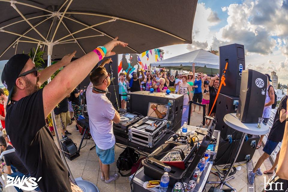SoBeCongress's tweet photo. The #WETPOOLPARTY is 🔛 https://t.co/Vkrt9WDEUO