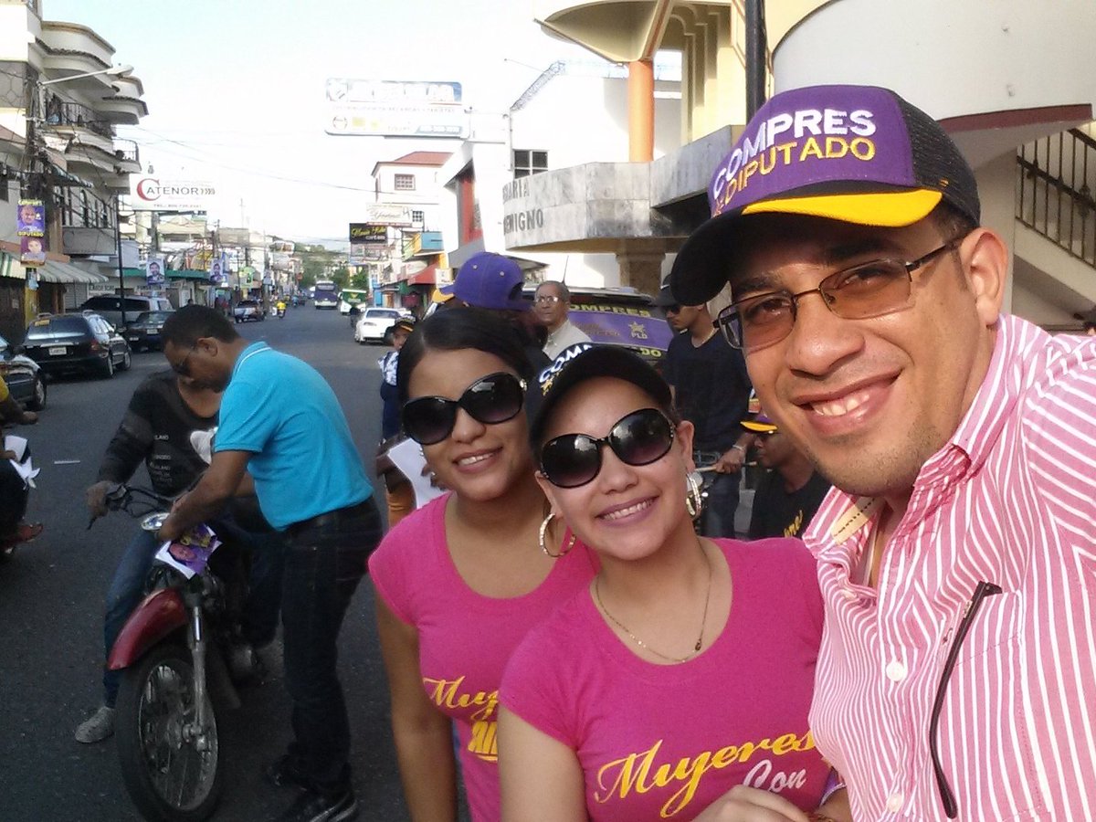 JuanEGonzalezJ's tweet photo. Juventud activa en la calle @JuanCompresB #CompresDiputado @MinayaMassie @PLDenlinea https://t.co/D551KEbP0B