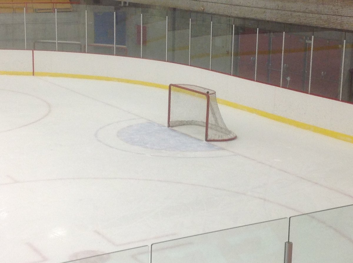 LSL_Fan's tweet photo. Empty Net for the Dynamiques 2 minutes to go @hockeylstl @HockeyQuebec @LacstlouisSIL 3-1 for Typhons PWAAA LEQ https://t.co/2KFVlz82kb