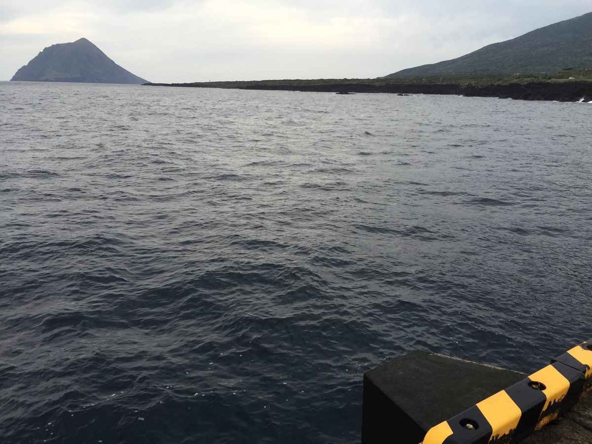 神港つり具 八丈島 八丈小島へ渡船就航 30人前後の大入りでした 曇り微風べたなぎの最高の釣り日和 T Co 3ux7m7csjw 八丈島 八丈小島 メジナ グレ フカセ T Co Hbd4oga6fh