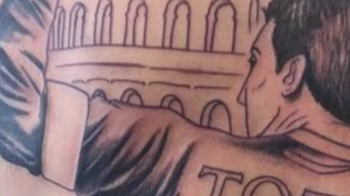 ASRomaEN's tweet photo. Check out this tattoo of #Totti that spans the entire length of one #ASRoma fan's back https://t.co/rQ6E7B94wG https://t.co/k1OfEdGz7k