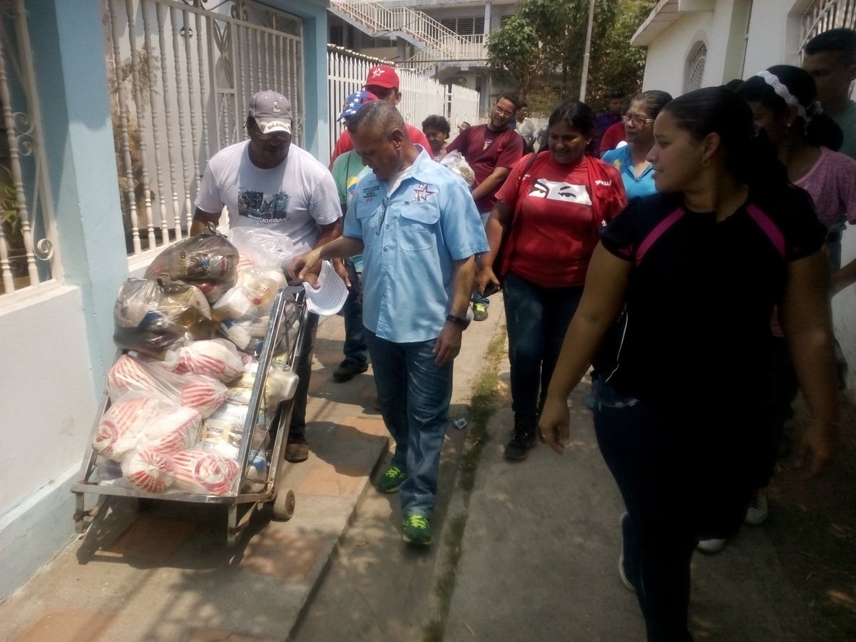#Todo el poder para el PUEBLO, CLAP sector 4 d C/A. distribuyendo sus alimentos d MERCAL. VIVA LA PATRIA.
