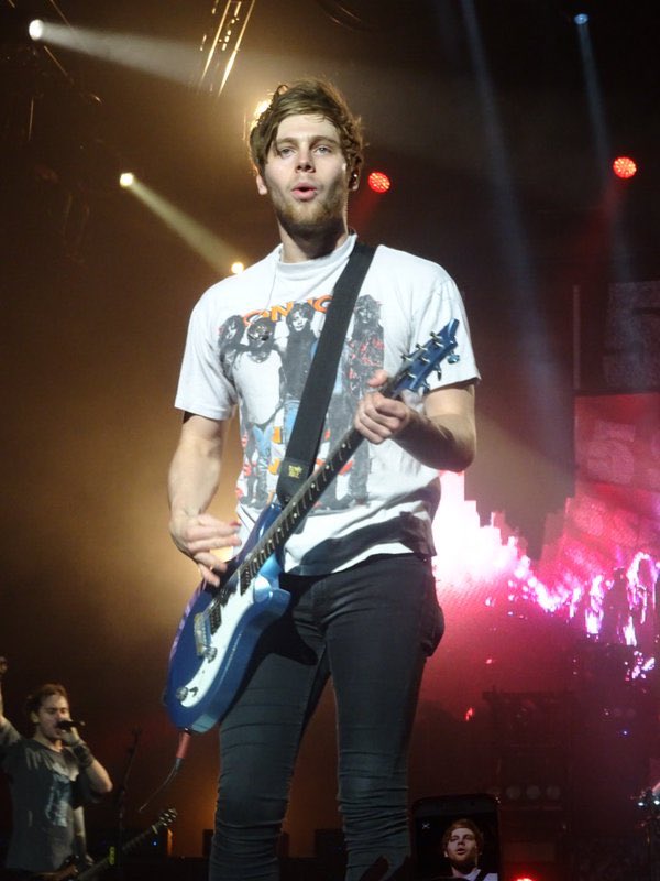 5SOS_Daily's tweet image. Luke || #SLFLBrighton || Apr09 || via:@HairLikeHarrys