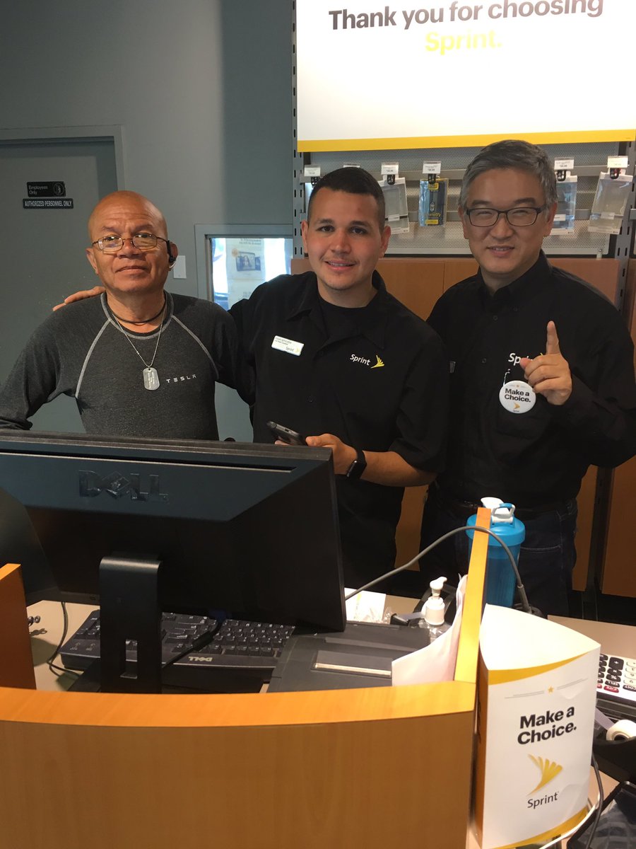 edse4786's tweet photo. Just out here working with #1 ❤️💛@suehyun_chung partnering on his first sale on the frontline.@marceloclaure @sprint https://t.co/nRWLnOQRLz