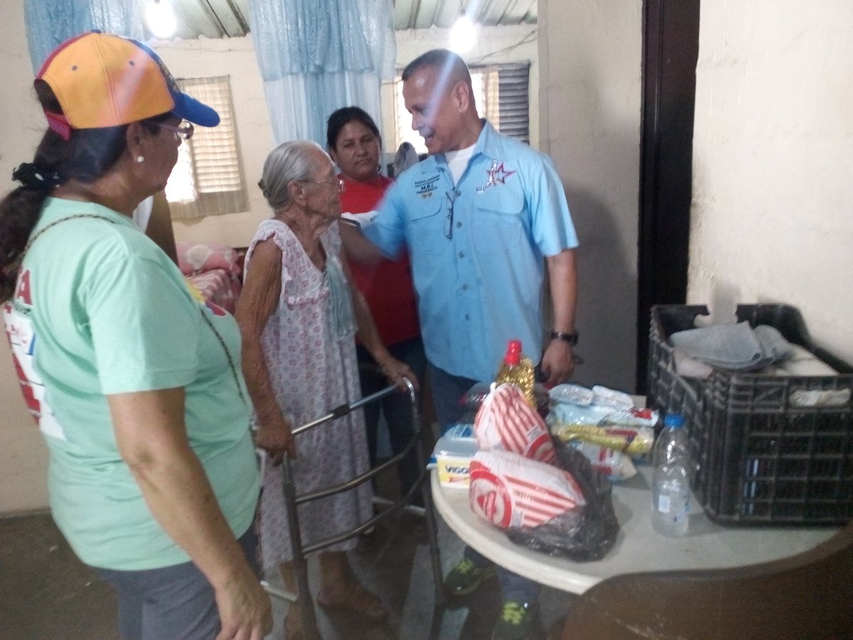 #Mercalcasa/casa, hoy los CLAP del sector 4 caña d azúcar, distribuyendo alimentos, solo posible en REVOLUCIÓN.