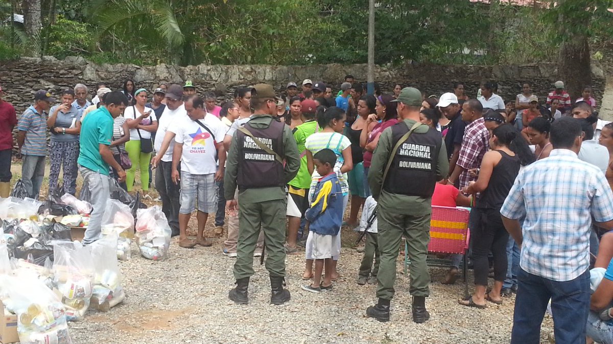 423Destacamento's tweet photo. #GNB  Jornada de  alimentos casa por casa y Atención Medica Integral, en el Sur Aragua. D-423 https://t.co/JpUAFjXuAW