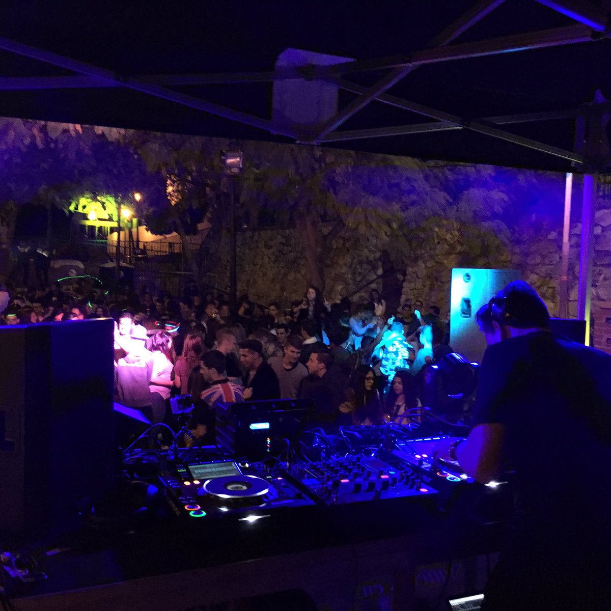 napteam_RB's tweet photo. Ya está a los mandos de la #PrimaveraParty #Torrox @kiidomusic 🎉 Increíble ambiente! La gente tiene ganas de fiesta! https://t.co/Ugqg7o3RXv