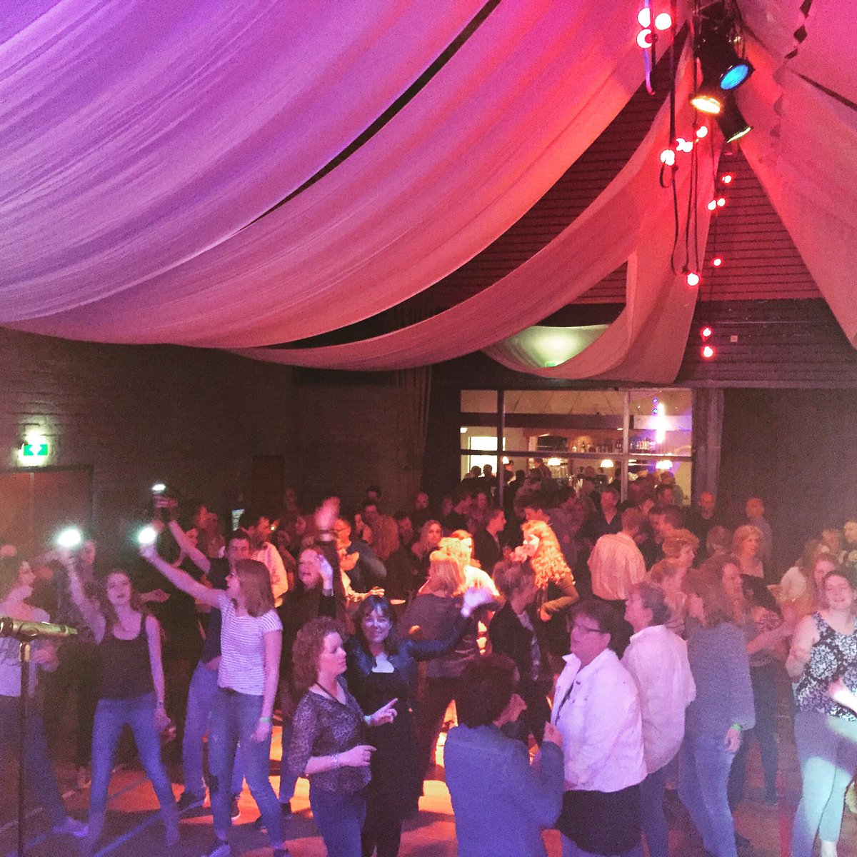 lostshotmusic's tweet photo. @_Hemrivent is aan!!! Lekkah sfeertje!🍻💃 https://t.co/DrQMm0hhBJ