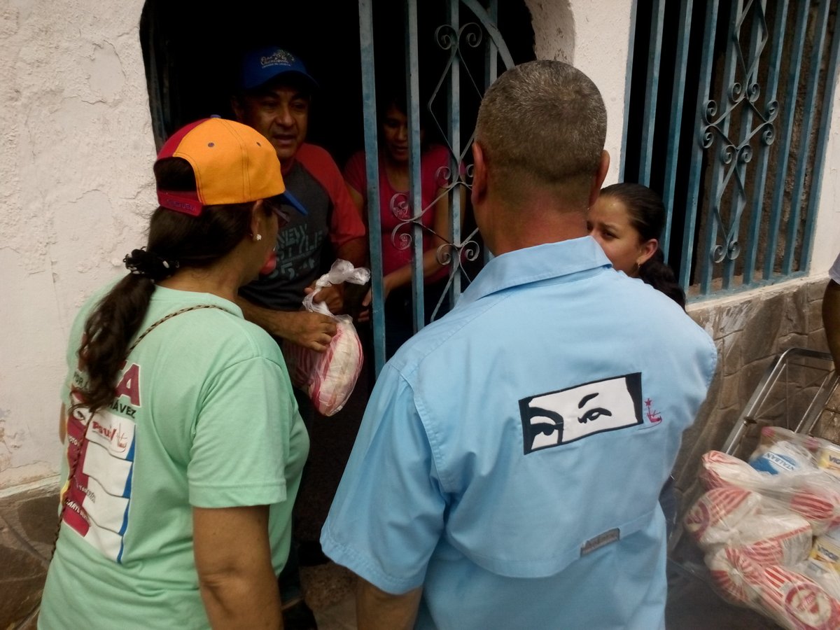 #SoloelPUEBLOsalvaalPUEBLO, Hoy los CLAP del sector 4 d C/A. DISTRIBUYEN 18Ton. De alimentos. Organización popular.
