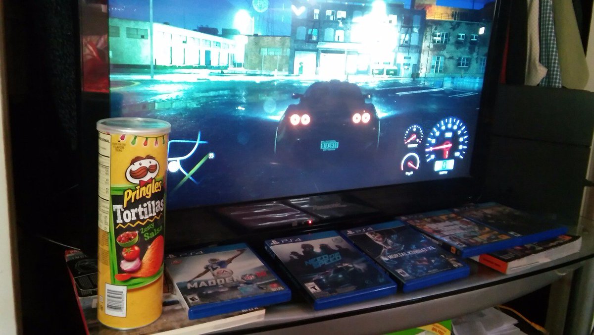 chaospaysoff's tweet photo. What stands out more? @PS4 #Games or @Pringles #Pringles https://t.co/Gr5RGlPHRi
