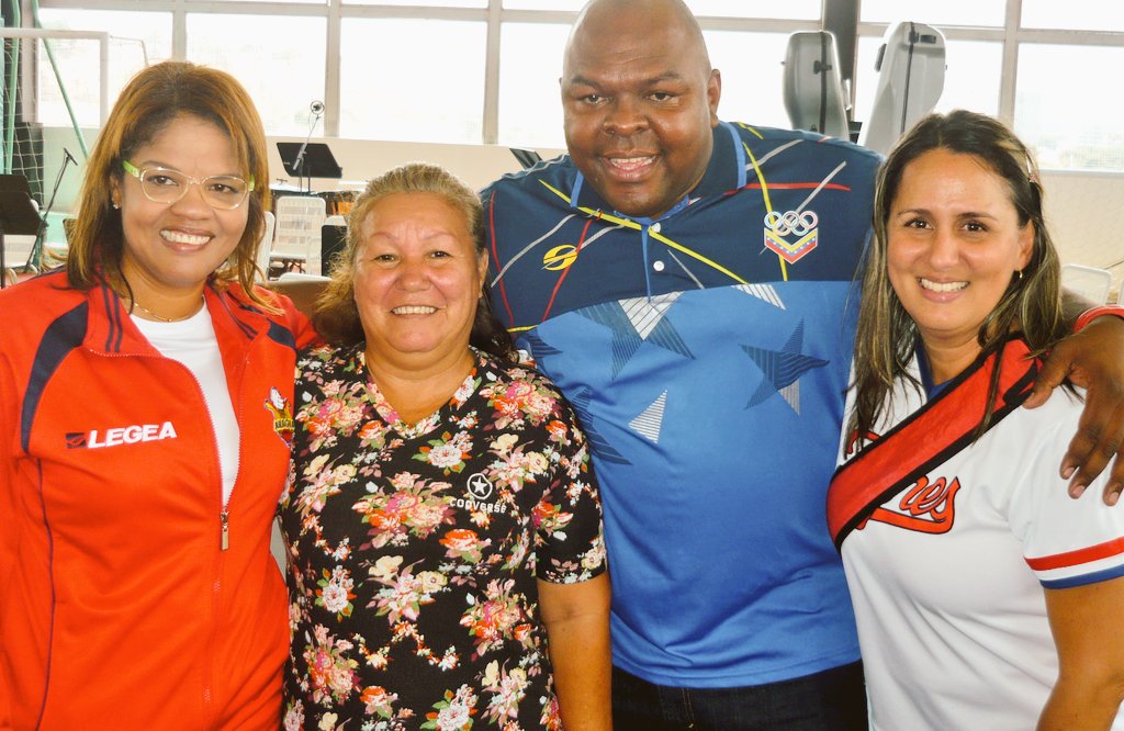 CarylBertho's tweet photo. Con la gente buena de nuestro Estado Aragua celebrando los logros de la Revolución Bolivariana. #PuebloChavistaEsPaz https://t.co/QsDH0mNfYo