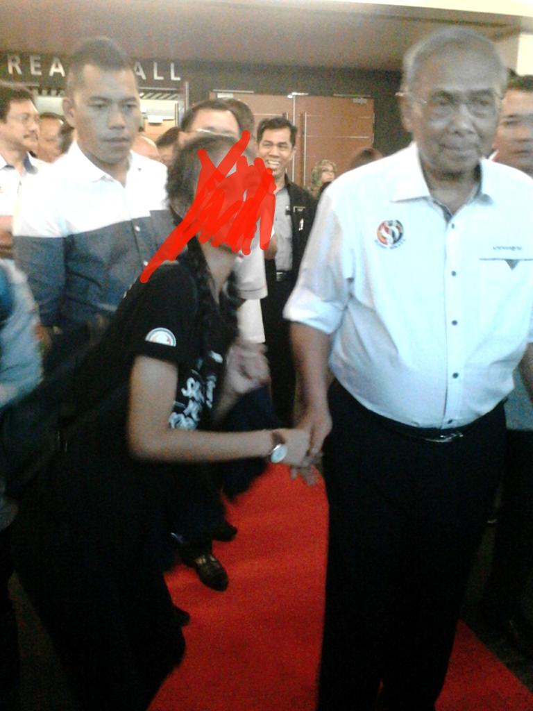 dangitschen's tweet photo. I swear I didnt wash my hand after that handshake with Sarawak's CM, Aki Nan #syf2016 #genscore https://t.co/56R4L3LMiK