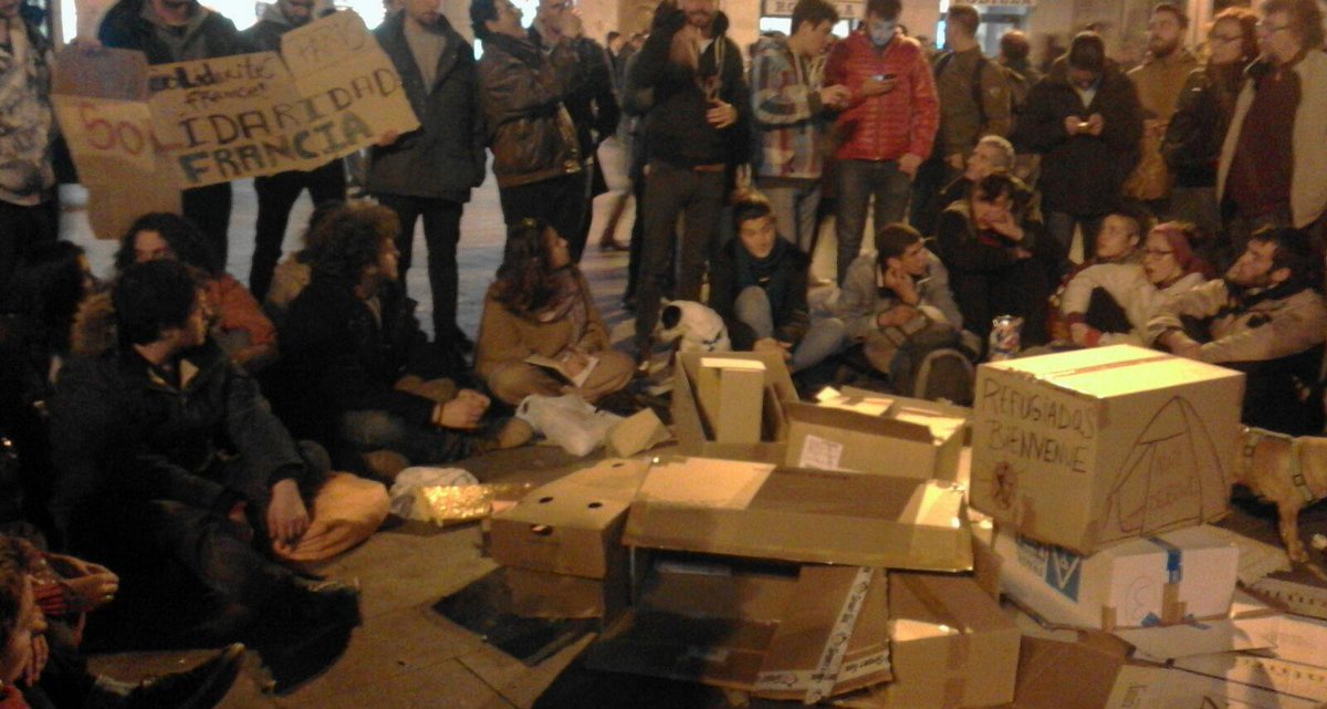 letras15M's tweet photo. #SolEnPie y continúa la asamblea. Las compas se organizan en grupos de trabajo: comunicación, coordinación, arte... https://t.co/yiX2LcNezM