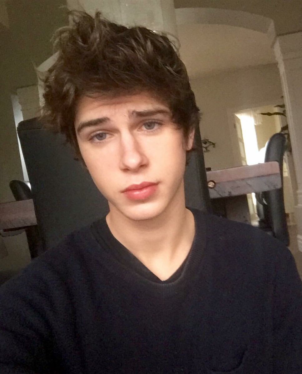 carlchiasson_'s tweet photo. Just got a haircut😐 https://t.co/82H2rpHuLW