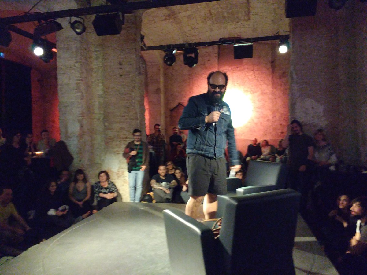 SZSLateShow's tweet photo. .@IgnatiusFarray1: "Hi ha un moment en què hem de decidir si volem veure les sèries en marató o formar una familia" https://t.co/3ocfFldEU6