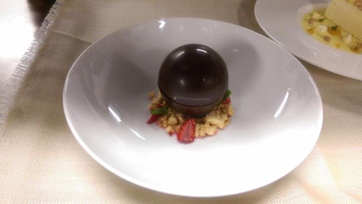 Sfera al cioccolato con all interno mascarpone e lamponi !!!una vera libidine!!!!