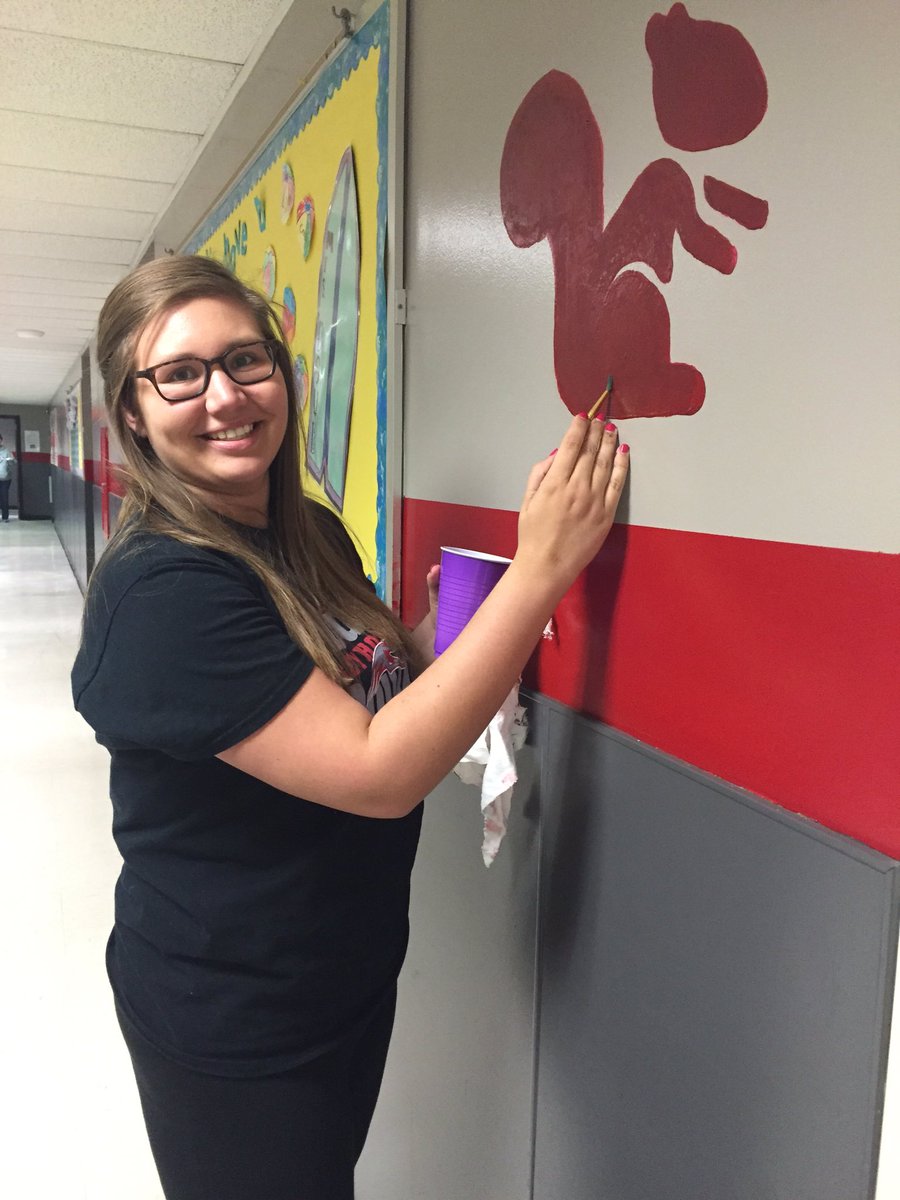UIndySEA's tweet image. Some of the UIndy girls helping paint the stenciled objects in the hallway! #O2T2016 #uindysea #uindy