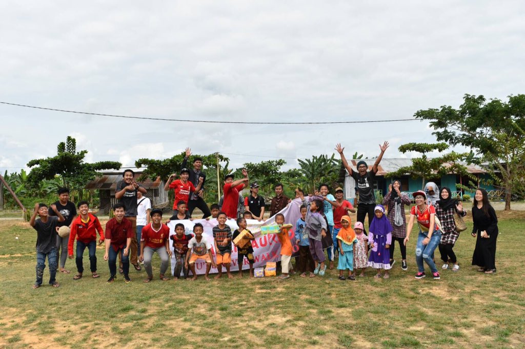 MalinauReds's tweet photo. MalinauReds berbagi keceriaan.. minggu pagi tadi di Pesantren Hidayatullah Malinau. You'll Never Walk Alone dek :) https://t.co/NLS7XuNzZY
