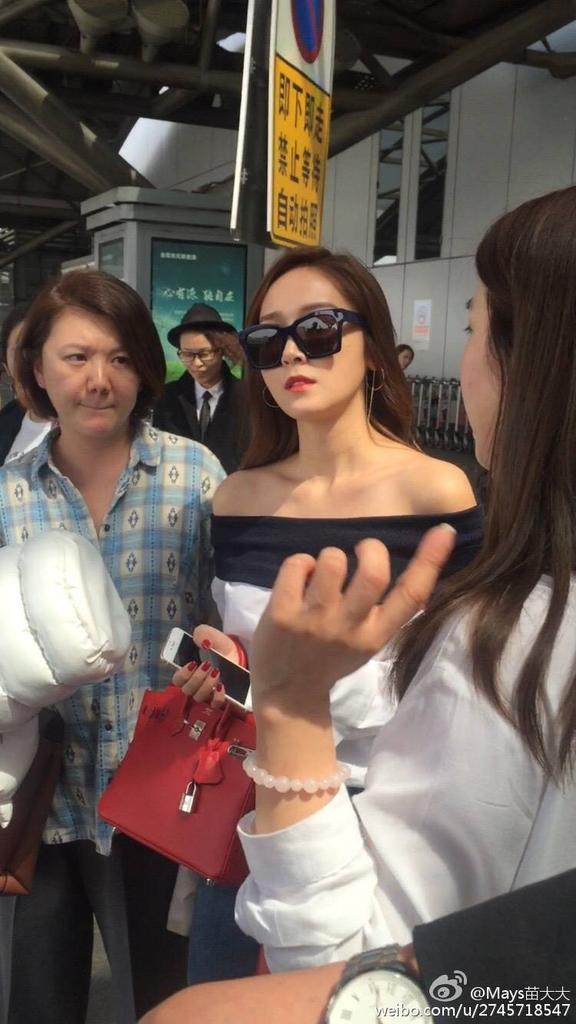 [PIC][10-04-2016]Jessica khởi hành đi Bắc Kinh - Trung Quốc để tham dự "THE 4TH VCHART AWARDS" vào sáng nay Cfp3YO7UIAAxcRz