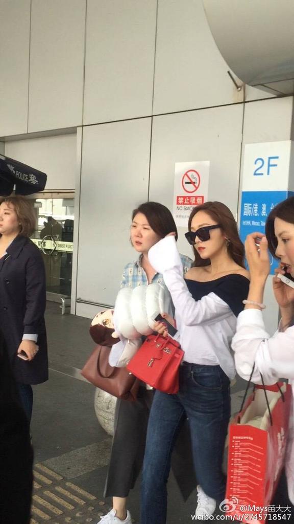 [PIC][10-04-2016]Jessica khởi hành đi Bắc Kinh - Trung Quốc để tham dự "THE 4TH VCHART AWARDS" vào sáng nay Cfp3ZltVAAAXb5w