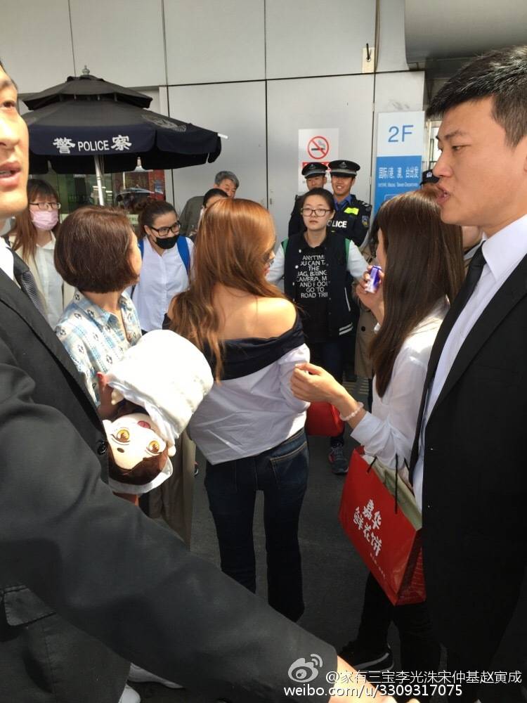 [PIC][10-04-2016]Jessica khởi hành đi Bắc Kinh - Trung Quốc để tham dự "THE 4TH VCHART AWARDS" vào sáng nay Cfp3j2zUMAAx3-C