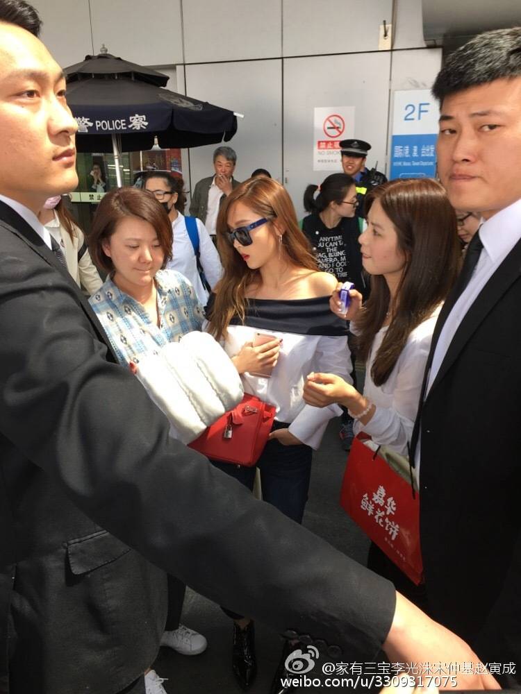 [PIC][10-04-2016]Jessica khởi hành đi Bắc Kinh - Trung Quốc để tham dự "THE 4TH VCHART AWARDS" vào sáng nay Cfp3jTHUAAAw_-f