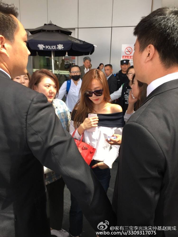 [PIC][10-04-2016]Jessica khởi hành đi Bắc Kinh - Trung Quốc để tham dự "THE 4TH VCHART AWARDS" vào sáng nay Cfp3qkWUkAAIrG9