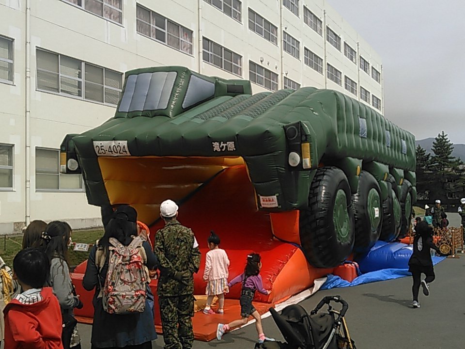 自衛隊のちびっ子の心を奪う卑劣なる新兵器が大公開 おっさんだけど心奪われました 近所にも来て と大評判 Togetter
