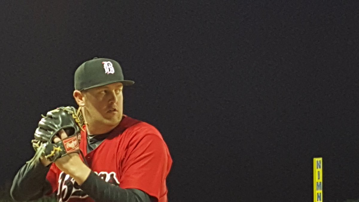 30gamesin25days's tweet photo. @SunsBaseball Barons P Matt Lollis looks like @BillyGardell not the Big Show.
#MikeandMolly
#sunsbaseball https://t.co/YUa0yg98ue