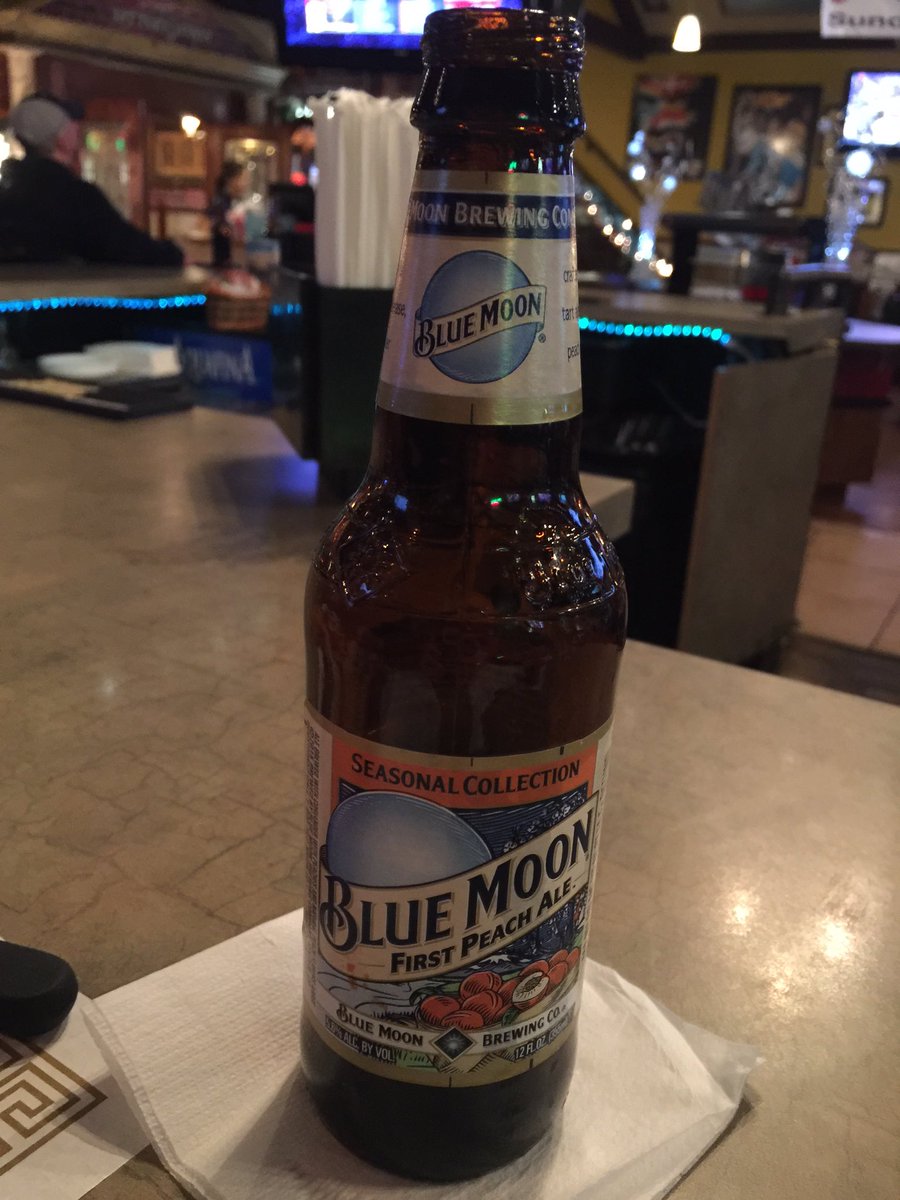 cpietranton's tweet photo. I don't typically like @BlueMoonBrewCo but this #FirstPeachAle is the bomb 💣🍑 https://t.co/685YqhxhnW
