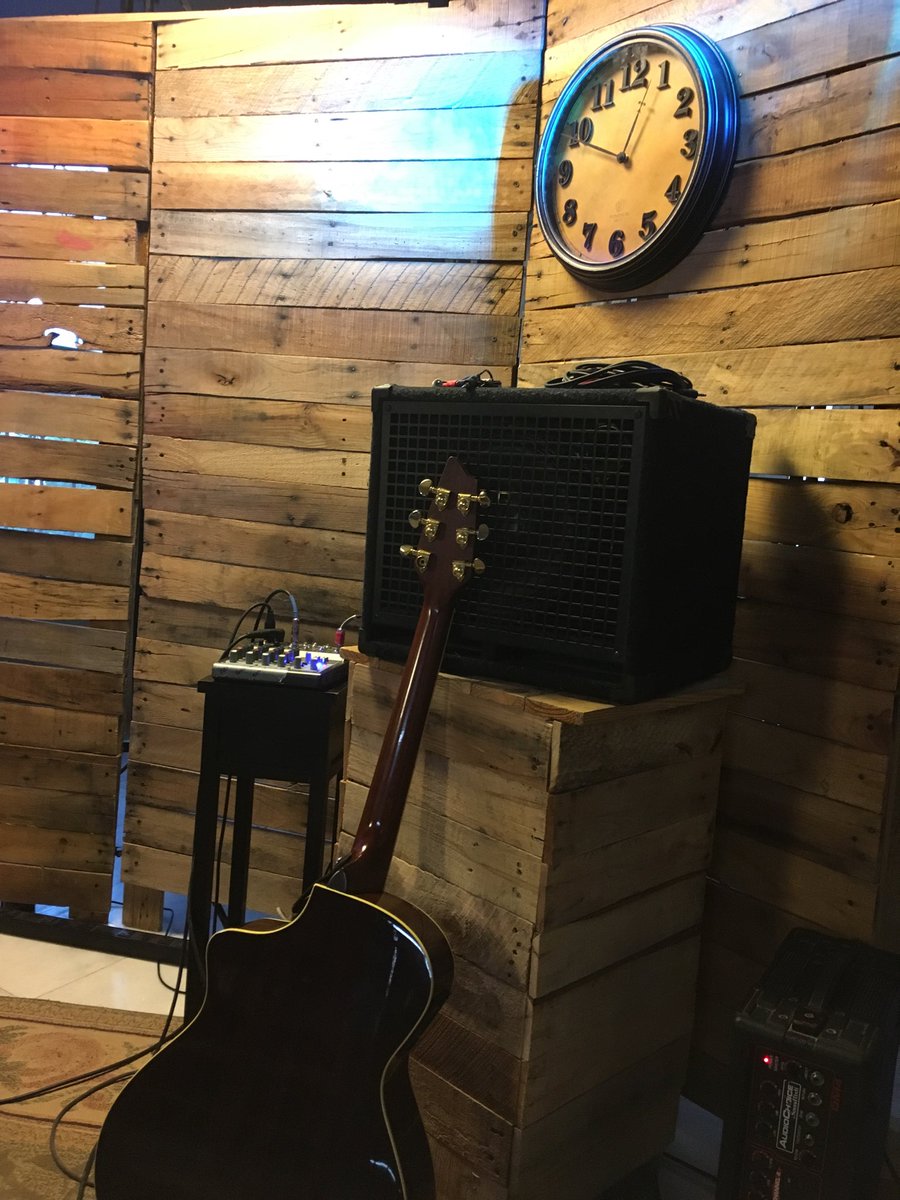 Dunamis. a 15 mil de iniciar la reunión. Amo a estos jóvenes!!!