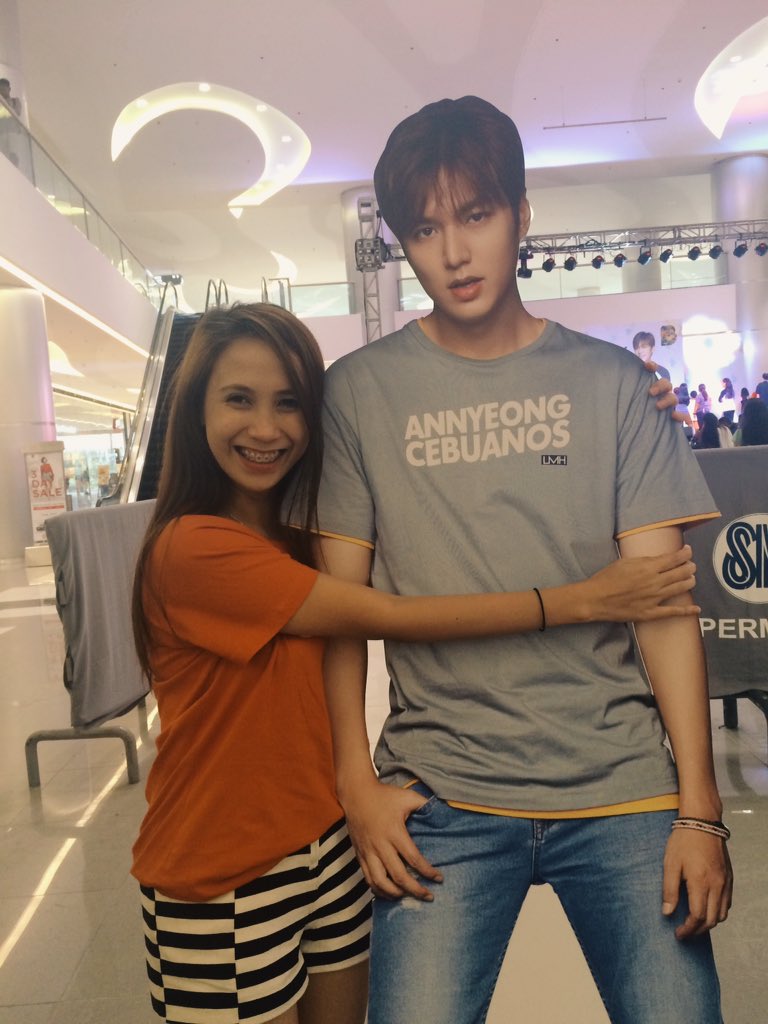 __baejing's tweet photo. Hanggang standee lang ako. ๐๐๐ #LeeMinHo #lmhloveslocal #lmhlovesbench #livelifewithflavor https://t.co/uPN9v4jfmd