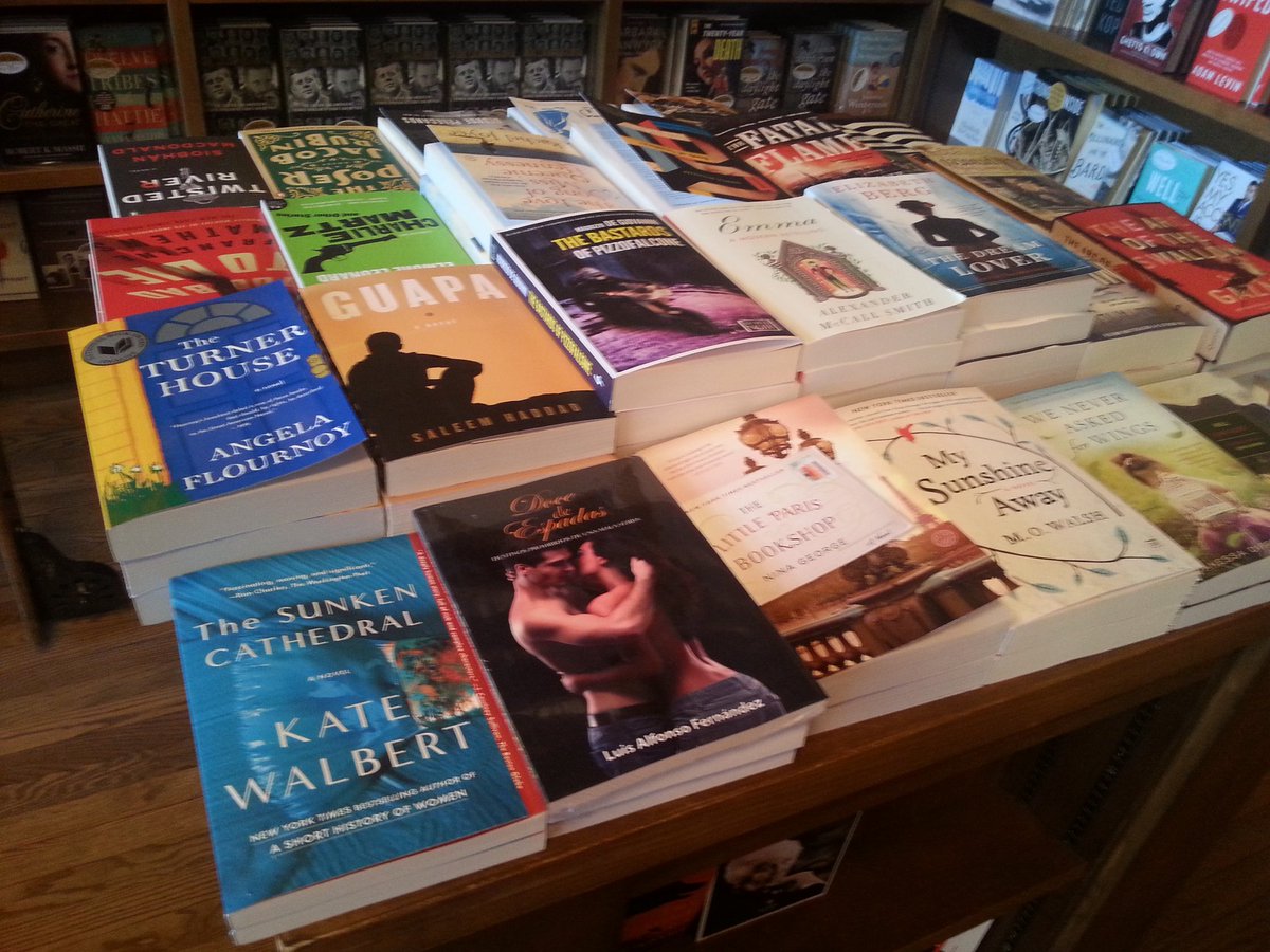 LuisFerEscritor's tweet photo. #luisalfonsofernandez #novela #docedeespadas #compreya #Colombia #Miami #booksandbooks #coralgables #FILBo2016 https://t.co/Nk6CZjLMjK