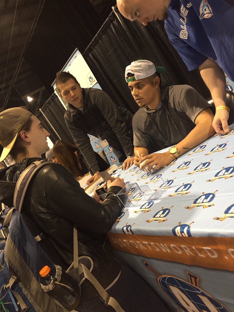 youngcardguru's tweet photo. Today I was lucky enough to meet @robertosuna54 @the #torontocardshow #the6 #torontobluejays #myhobby @RobertoOsuna1 https://t.co/gjz2QdpQP8