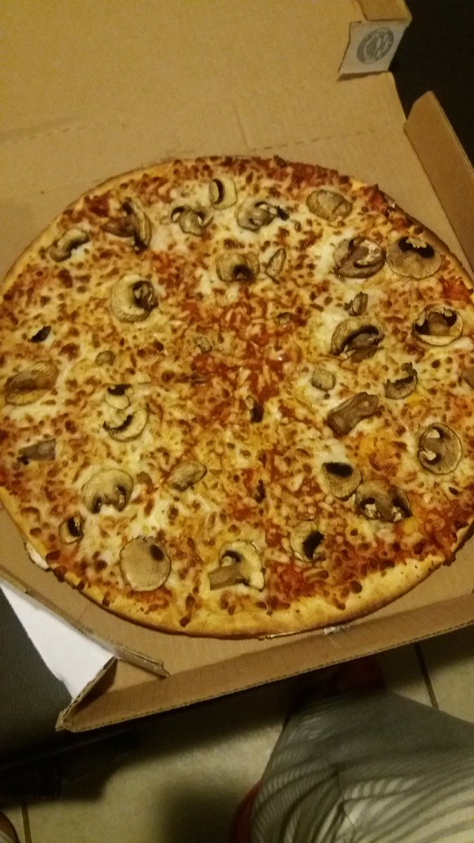 TamRuro's tweet photo. @dominos chequen la miseria de champiñones que le ponen. Para $200  esperaba porlomenos que toda la pizza tuviera. https://t.co/zNWbL58xdv