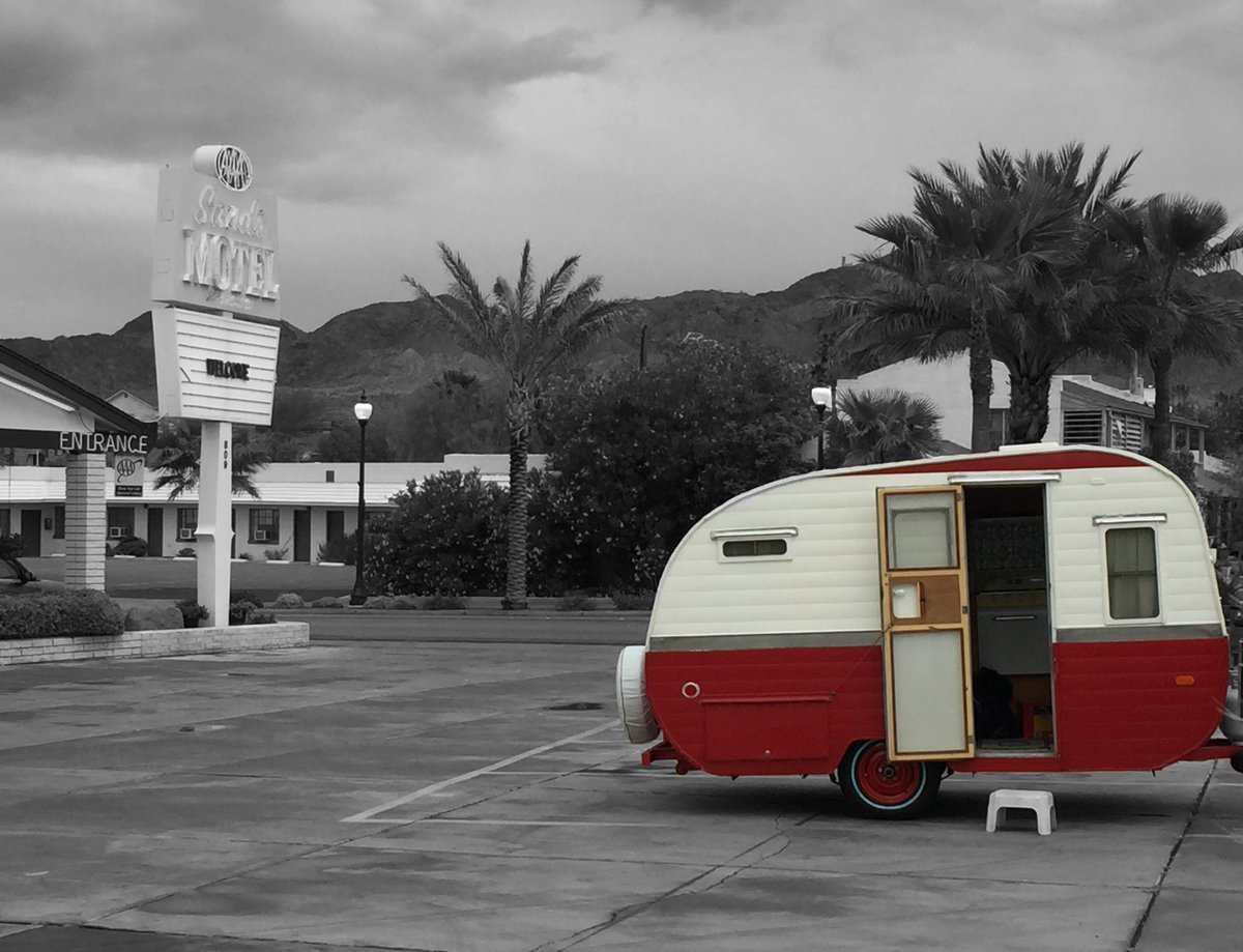 This cute little vintage trailer pulled into our motel!  #MidModLove
buff.ly/1RYiidu