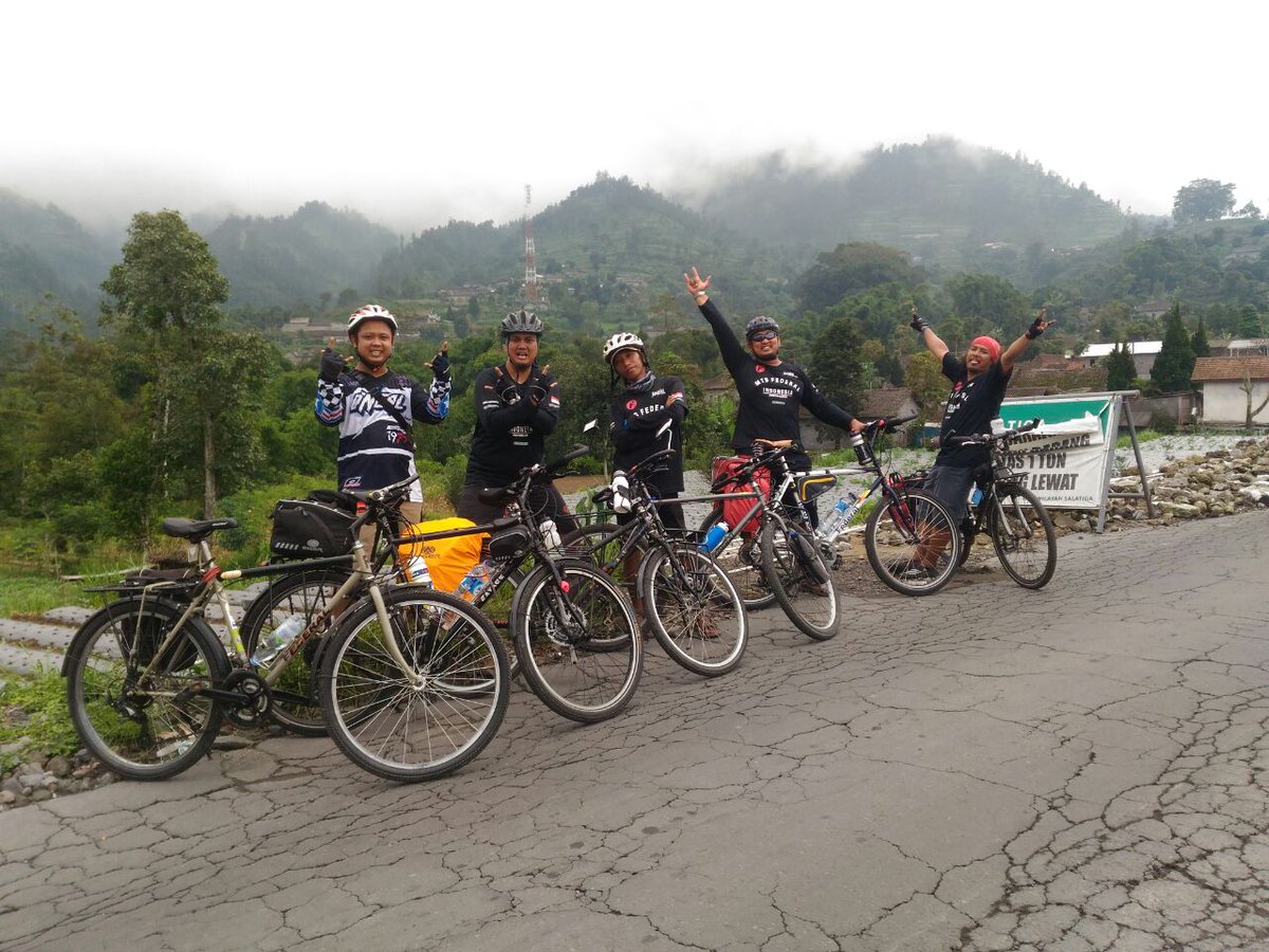 Kegilaan teman2 federal jogja gowes memutari keindahan gunung merapi....