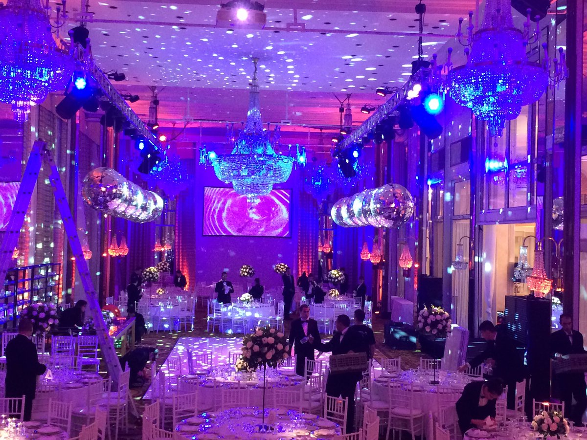 #ComoEnCasa hoy en el <a href="/plazahotelba/">plazahotelba</a> vuela todo por el aire en el casorio de #FloryBerni <a href="/RepilaDJS/">RepilaDJS</a> <a href="/nicolashpaz/">Nicolas Herrera Paz</a>