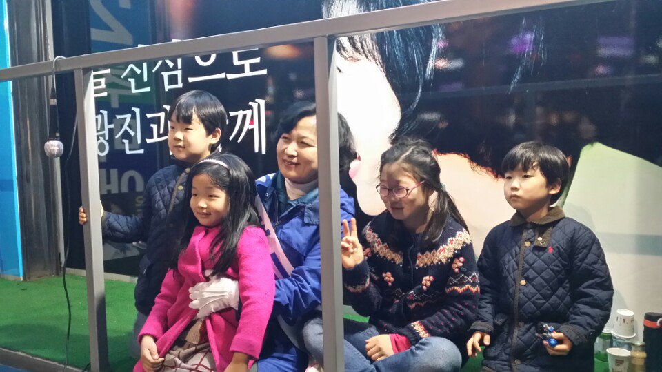 [더불어민주당 추미애의원실] 소개합니다 :) 신나는 추미애 로고송에 맞춰 연신 "추미애"를 외쳐준 '리틀 추미애'들♡ 아이들의 웃음소리 덕분에 더욱 즐거운 유세현장이었습니다~!