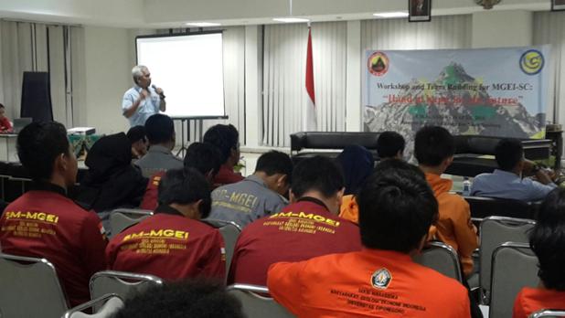Ketua Umum IAGI Sukmandaru Prihatmoko sdg mengisi acara Gathering Nasional SC MGEI 2016.