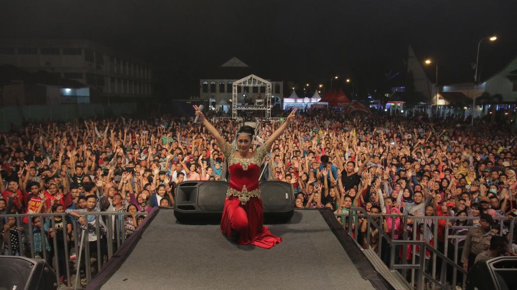 NewPRSU's tweet photo. Kemeriahan malam dangdut bersama Melinda semalam di #prsu2016 https://t.co/IjZMnwwLhD