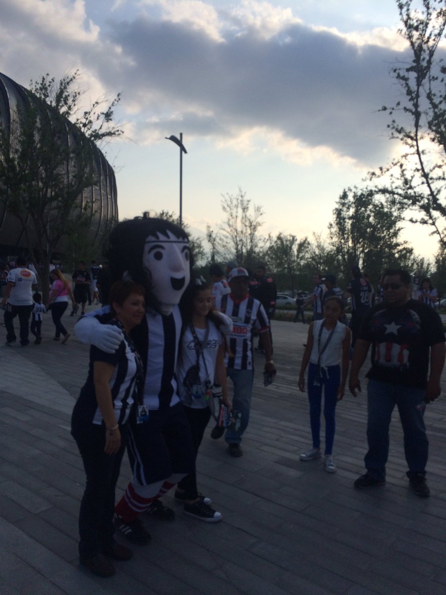 RegioAguirre's tweet photo. Bueno ahora si hasta mañana. Los dejo con la foto de esta botarga que andaba afuera del BBVA.Me agrada más que Monty https://t.co/Jzf6fmyVkU