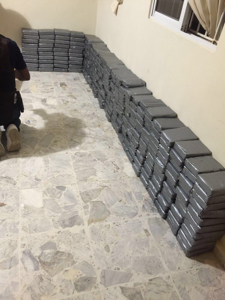 MaximoBaezaybar's tweet photo. Preliminar,Ahora,Nigua,Haina: #Dican de la @PoliciaRD ocupa 320 paquetes de Cocaína,pistola,dinero y detiene a dos. https://t.co/5QGV7xncwh