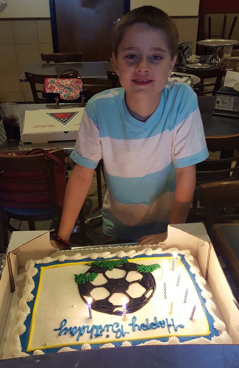 deidreSTL's tweet photo. Celebrating a great little guy's birthday @ECPizza 🎂🎁🍕🍦 #nineisdivine https://t.co/zcCmZFvDKO