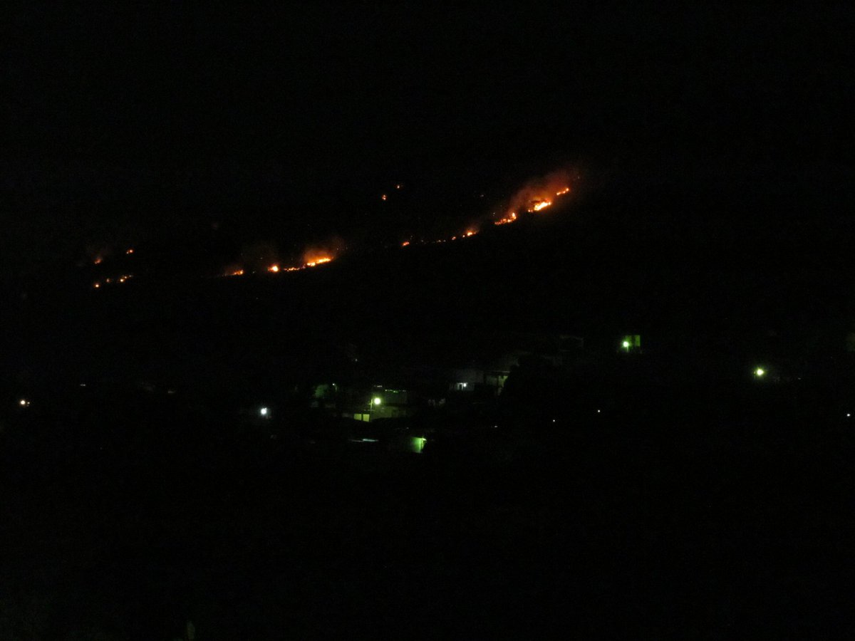 realvi18's tweet photo. Incendio en cerro San Jacinto @BomberosES @alertux @JuanCallesMAS @PNC_SV https://t.co/8j2AHIJNts
