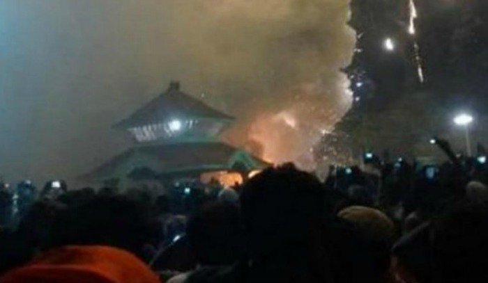 meganoticiascl's tweet photo. Incendio en un templo deja más de 80 muertos y 200 heridos en India https://t.co/53OpPYtqWe https://t.co/bSdPSQjFYI