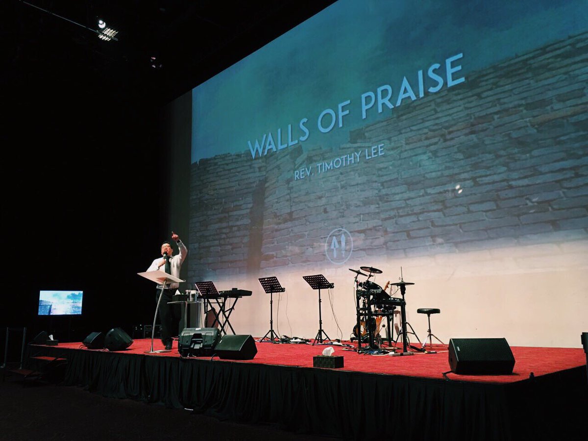 tabjoy's tweet photo. Pastor is leading us to build walls today. The walls of praise are going up! #buildnfight https://t.co/inDFBg6wky